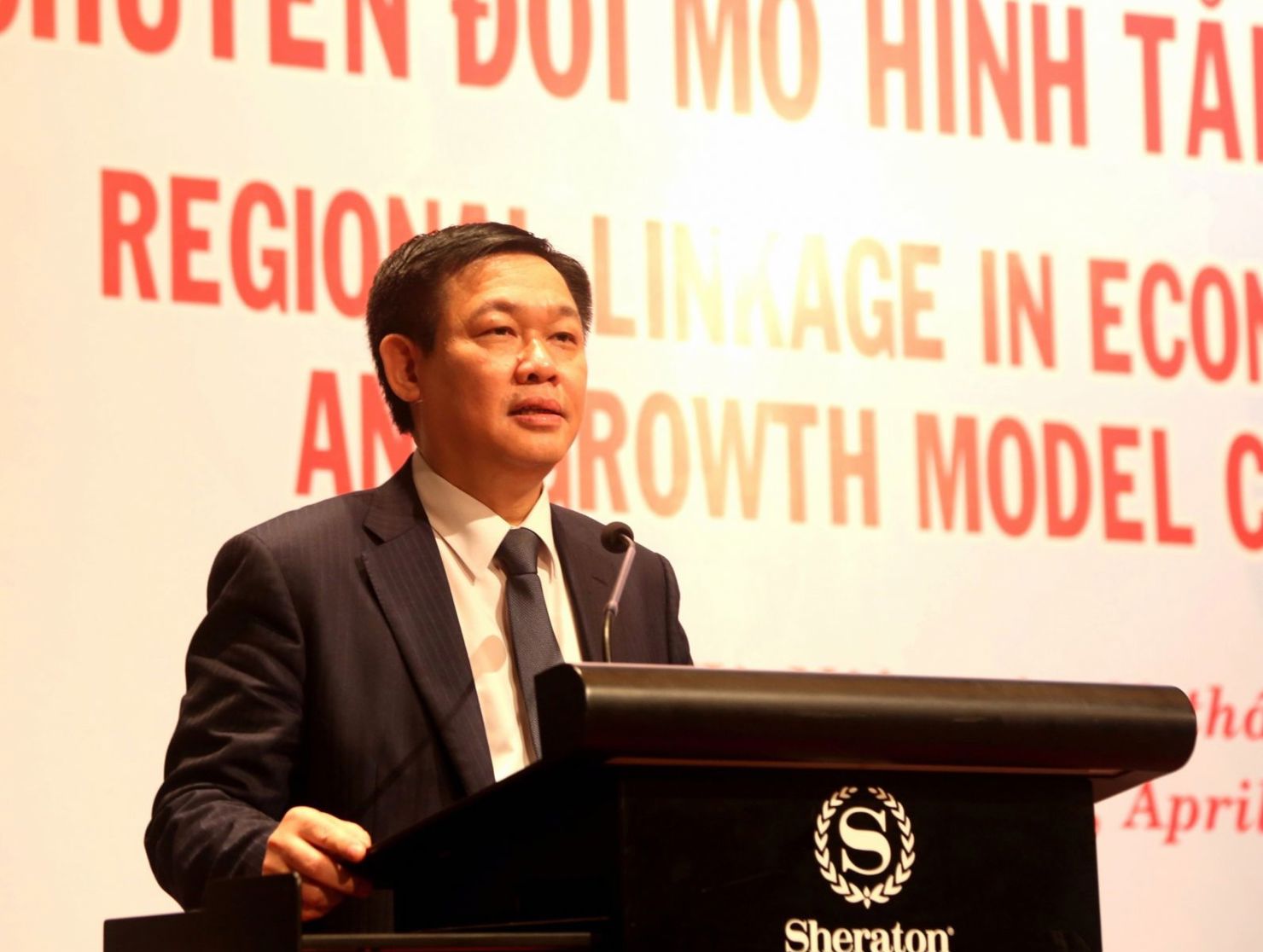 Ủy viên Bộ Chính trị, Trưởng Ban Kinh tế Trung ương Vương Đình Huệ phát biểu tại Hội thảo. Nguồn: internet