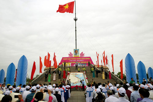 Lễ thượng cờ Ngày hội thống nhất non sông, nhân kỷ niệm 41 năm Ngày Giải phóng miền Nam, thống nhất đất nước (30/4/1975-30/4/2016) tại Quảng Trị.