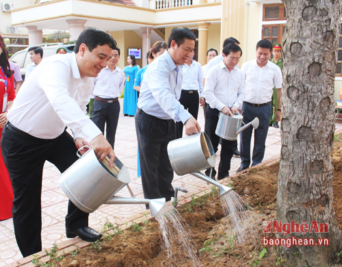 Phó Thủ tướng Vương Đình Huệ và lãnh đạo tỉnh Nghệ An trồng cây lưu niệm tại khuôn viên trụ sở UBND Thị xã Thái Hòa.