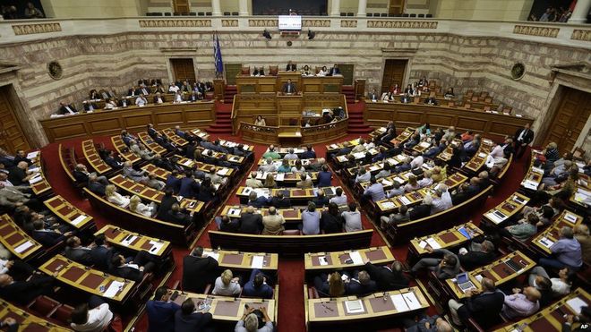  Quốc hội Hy Lạp thông qua các biện pháp thắt lưng buộc bụng mới .