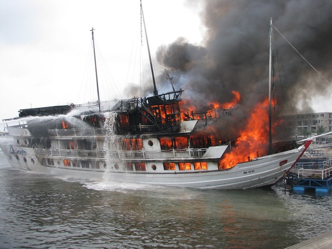 Tàu du lịch Aphrodite số hiệu QN 6299 bị cháy lớn tại cảng Tuần Châu (Quảng Ninh).
