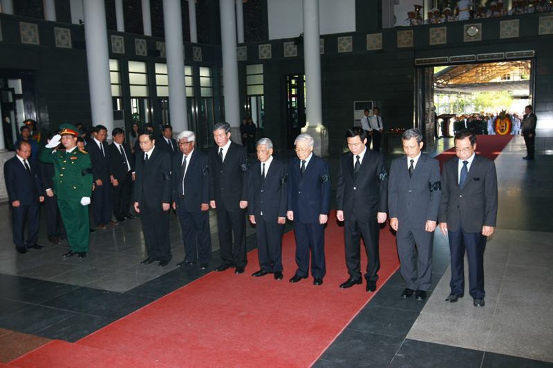 Đoàn đại biểu Ban Chấp hành Trung ương Đảng Cộng sản Việt Nam do Tổng Bí thư Nguyễn Phú Trọng dẫn đầu viếng đồng chí Hoàng Anh.