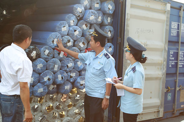 Hải quan cảng Sài Gòn khu vực 1 kiểm tra vải nguyên phụ liệu NK. 