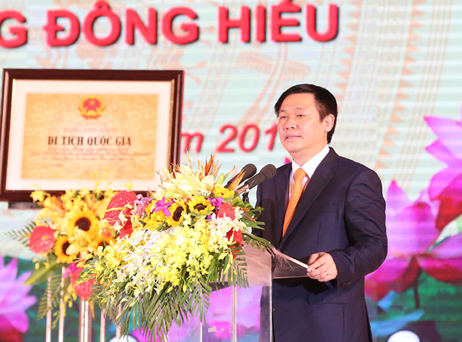   Phó Thủ tướng Vương Đình Huệ phát biểu tại lễ đón nhận danh hiệu “Huyện nông thôn mới” tại thị xã Thái Hòa, Nghệ An.