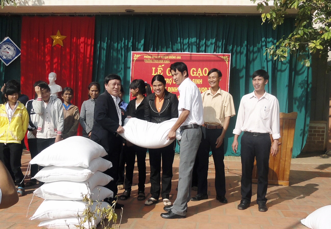 Lễ giao nhận gạo hỗ trợ học sinh các tỉnh Tây Nguyên.