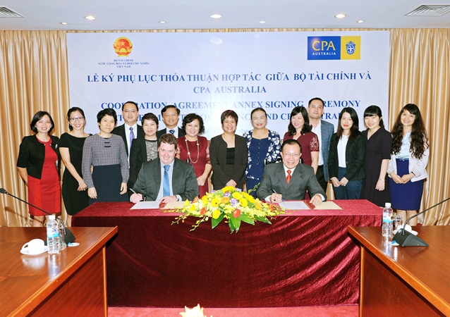 Ký kết Phụ lục Thỏa thuận Hợp tác về môn Thuế Việt Nam vào tháng 11/2015.