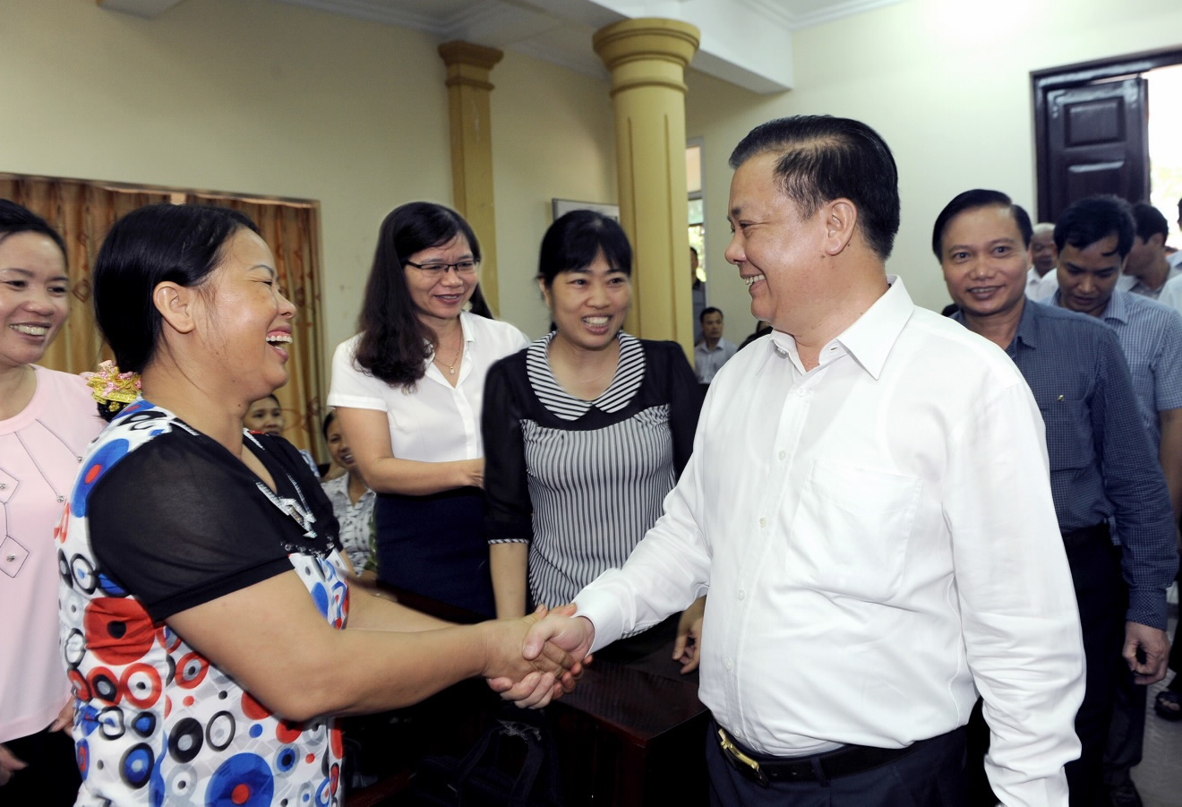 Bộ trưởng Đinh Tiến Dũng tiếp xúc cử tri huyện Hoa Lư. 