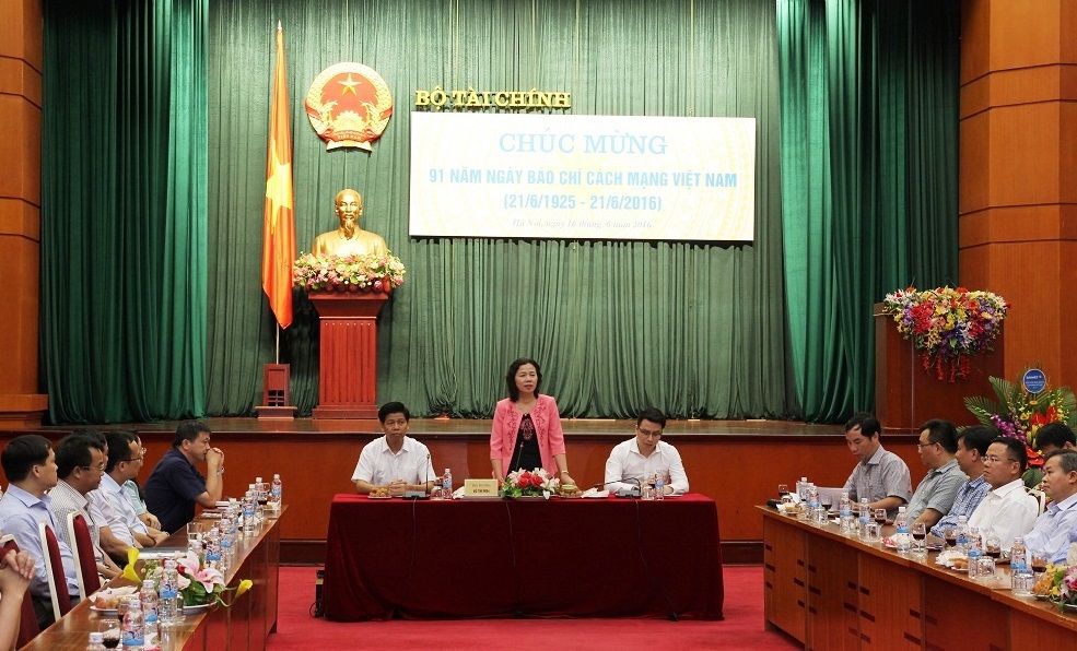 Thứ trưởng Vũ Thị Mai phát biểu tại buổi gặp mặt.