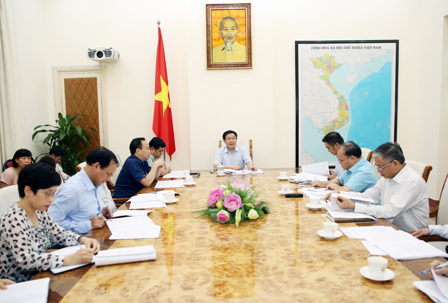 Phó Thủ tướng Vương Đình Huệ, Tổ trưởng Tổ công tác Chỉ đạo đẩy nhanh tiến độ giải ngân kế hoạch vốn đầu tư công năm 2016 chủ trì phiên họp đầu tiên của Tổ.