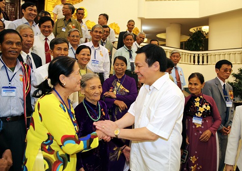 Phó Thủ tướng Vương Đình Huệ tiếp đoàn người có công tỉnh Quảng Ngãi.