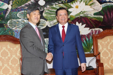 Bộ trưởng Bộ Tài chính Đinh Tiến Dũng (phải) và ông Shinichi Kitaoka.