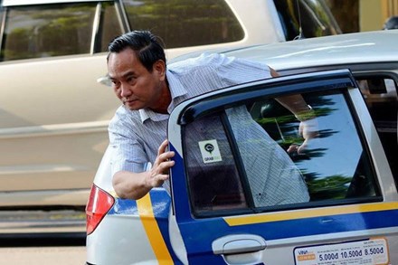Thứ trưởng Bộ Tài chính Nguyễn Hữu Chí đến cơ quan bằng taxi.