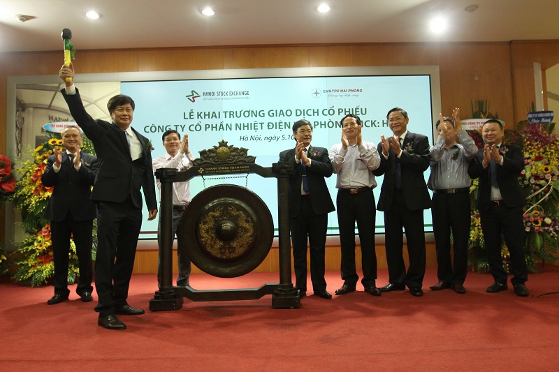 Chủ tịch HĐQT Trần Hữu Nam đánh cồng khai trương giao dịch cổ phiếu HND tại HNX.