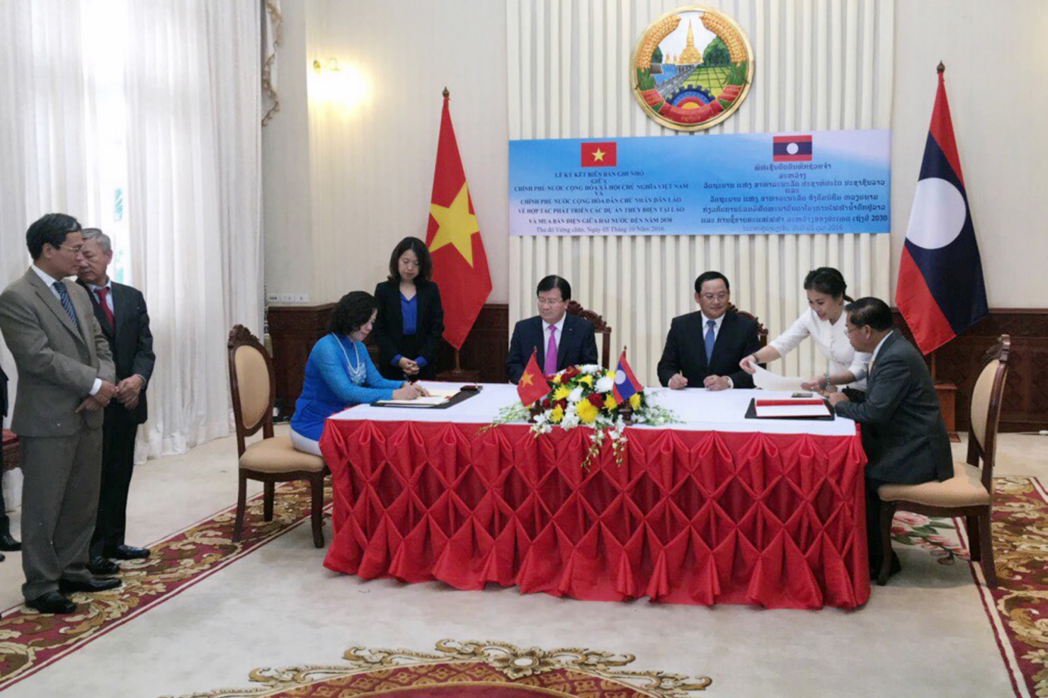 Thứ trưởng Bộ Tài chính Việt Nam Vũ Thị Mai (bên trái) ký thỏa thuận  “Xây dựng Học viện tài chính Dongkhamxang giai đoạn 3” giữa hai Bộ Tài chính.