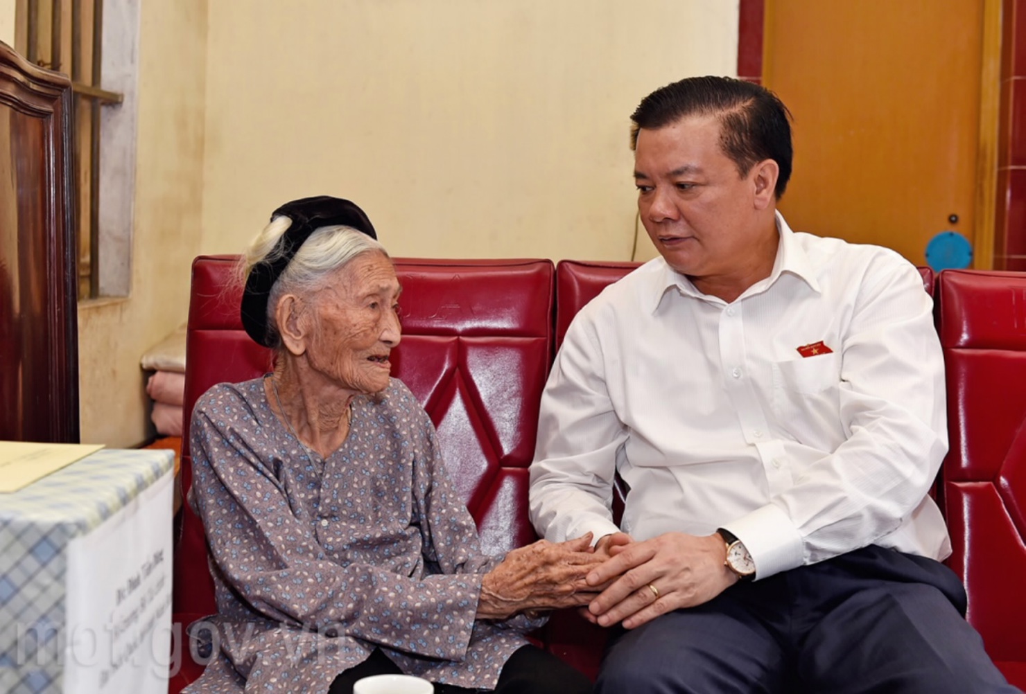 Bộ trưởng Đinh Tiến Dũng thăm hỏi và động viên Bà mẹ Việt Nam Anh hùng Nguyễn Thị Phúc.