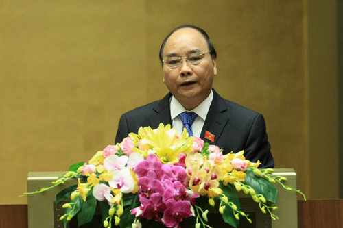 Ủy viên Bộ Chính trị, Thủ tướng Chính phủ Nguyễn Xuân Phúc trình bày Báo cáo về kết quả thực hiện kế hoạch phát triển kinh tế-xã hội năm 2016 và nhiệm vụ năm 2017.