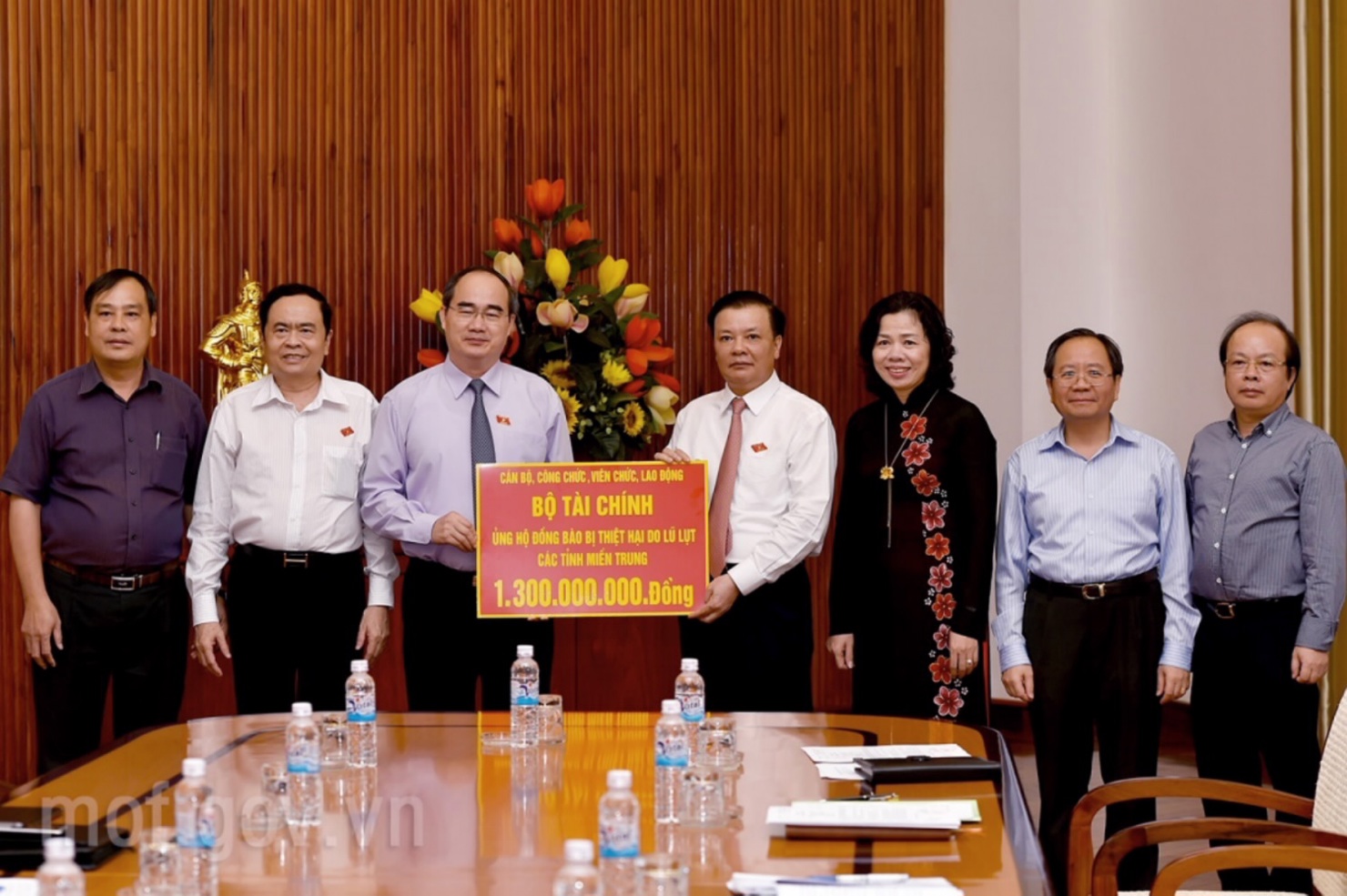 Bộ trưởng Đinh Tiến Dũng đã trao số tiền 1,3 tỷ đồng tới Ủy ban Trung ương Mặt trận Tổ quốc Việt Nam để hỗ trợ cho đồng bào miền Trung. Nguồn: internet