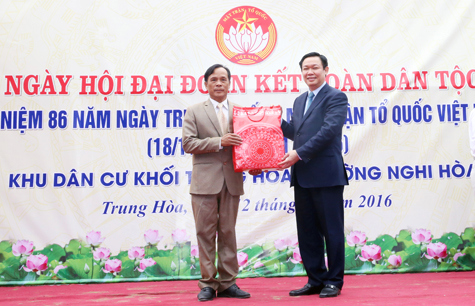 Phó Thủ tướng Vương Đình Huệ trao tặng quà cho khu dân cư Trung Hòa. Nguồn: internet