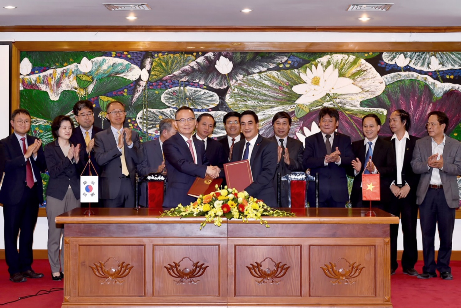 Thứ trưởng Bộ Tài chính Trần Xuân Hà (bên phải) và Phó chủ tịch Ngân hàng Xuất nhập khẩu Hàn Quốc Hong Young - Pyo cùng ký kết hiệp định vay. Nguồn: internet