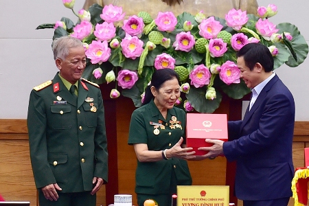 Phó Thủ tướng Vương Đình Huệ trao quà tới đại biểu người có công với cách mạng tỉnh Kiên Giang. Ảnh: VGP/Nhật Bắc