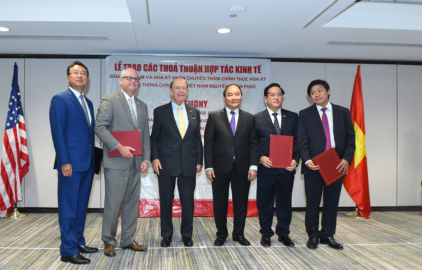 Thủ tướng Nguyễn Xuân Phúc và Bộ trưởng Thương mại Hoa Kỳ Wilbur Ross chứng kiến doanh nghiệp 2 nước trao các thỏa thuận hợp tác. Nguồn: VGP