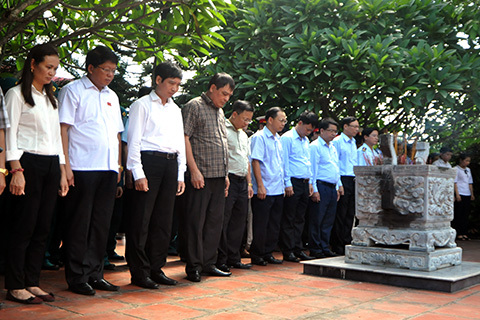 Bộ Tài chính dâng hương tri ân các anh hùng liệt sĩ tại Tuyên Quang.