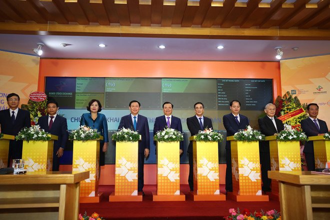 Phó Thủ tướng Vương Đình Huệ, Bộ trưởng Đinh Tiến Dũng và các đại biểu nhấn nút khai trương thị trường chứng khoán phái sinh.