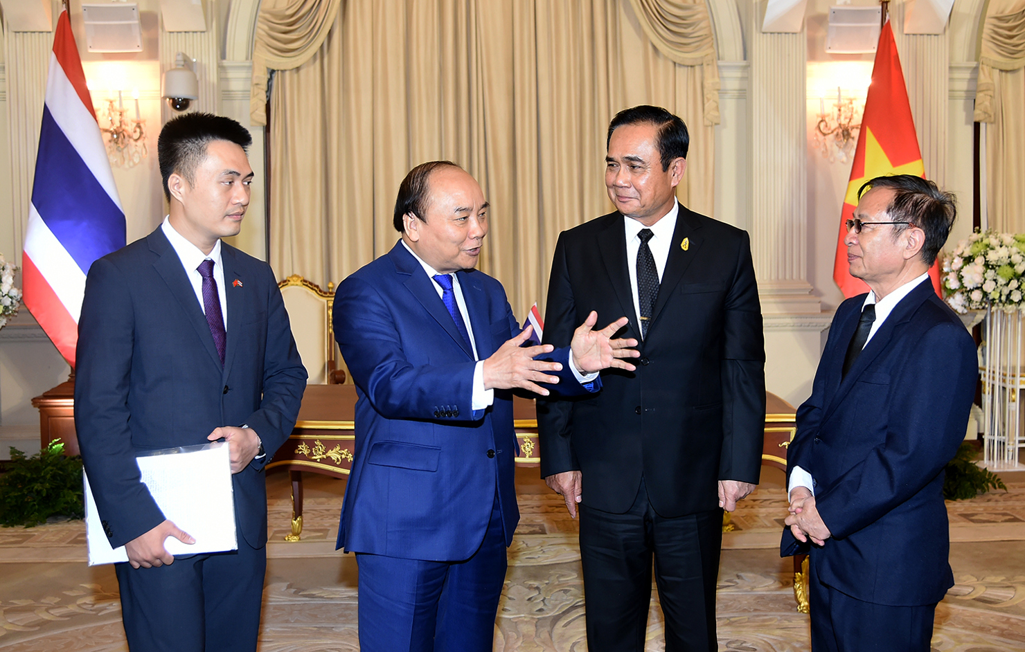 Hai Thủ tướng trao đổi bên lề buổi hội đàm. Nguồn: VGP