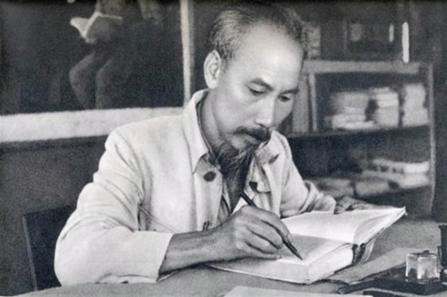 Chủ tịch Hồ Chí Minh trong phòng làm việc của Người tại căn cứ địa Việt Bắc (1951). Nguồn: Internet
