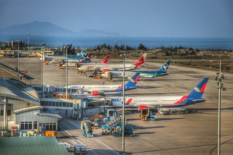 Sân bay quốc tế Cam Ranh có mật độ hoạt động bay cao với 16 hãng hàng không đang khai thác các đường bay trong nước và quốc tế.