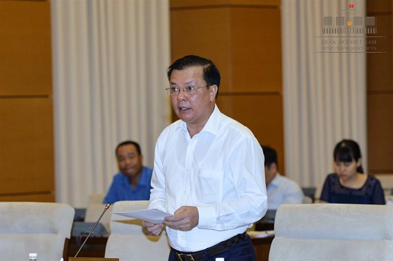 Bộ trưởng Bộ Tài chính Đinh Tiến Dũng trình bày tờ trình tại phiên họp ngày 20/9 của Ủy ban Thường vụ Quốc hội. Nguồn: quochoi.vn