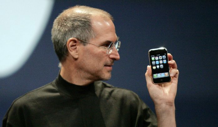 Steve Job và mẫu iPhone 1: Khởi đầu cuộc cách mạng Smartphone. Nguồn: internet