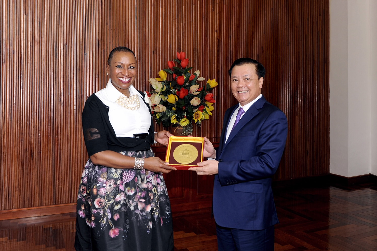 Bộ trưởng Đinh Tiến Dũng (bên phải) và Phó Chủ tịch cao cấp Ngân hàng Thế giới, bà Sandie Okoro. Ảnh: H.Thọ