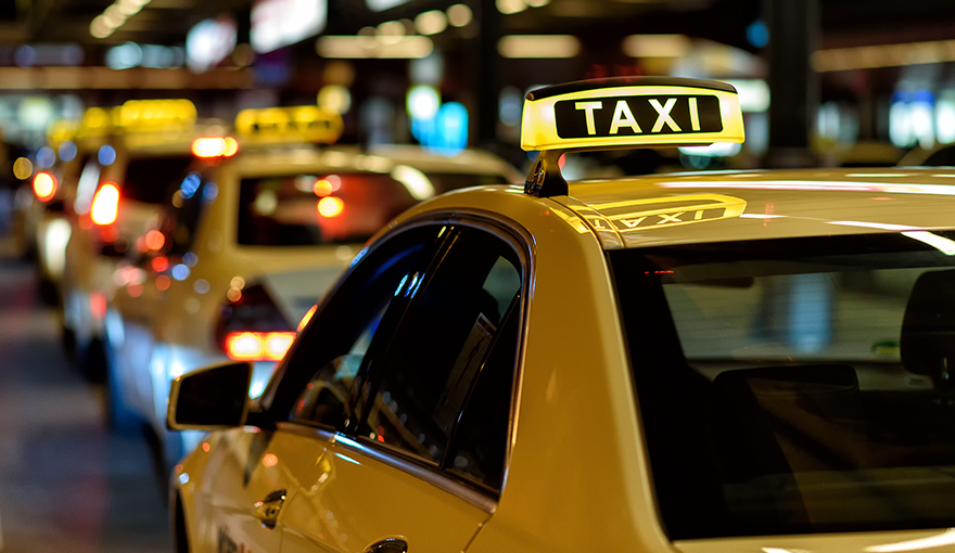 Nhiều hãng taxi ở Hà Nội đã ra mắt ứng dụng gọi xe trực tuyến nhằm cạnh tranh với các ứng dụng gọi xe của Grab và Uber. Nguồn: internet