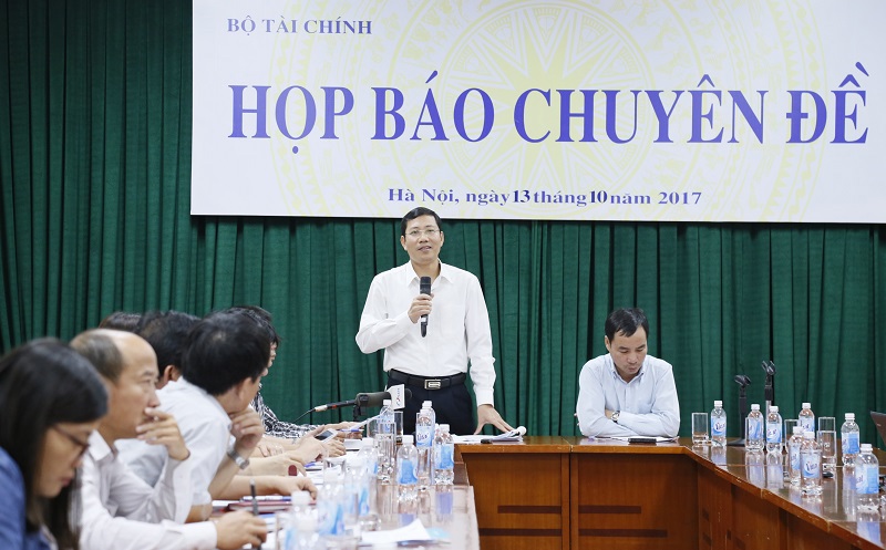 Ông Trần Huy Trường – Phó Chánh thanh tra Bộ Tài chính phát biểu tại họp báo. 