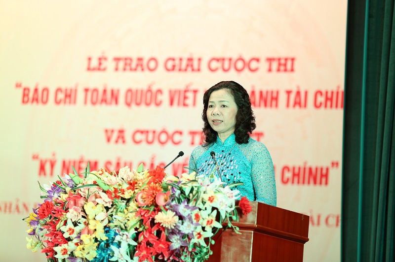 Thứ trưởng Bộ Tài chính Vũ Thị Mai phát biểu tại Lễ trao giải Giải Báo chí toàn quốc viết về ngành Tài chính năm 2015.