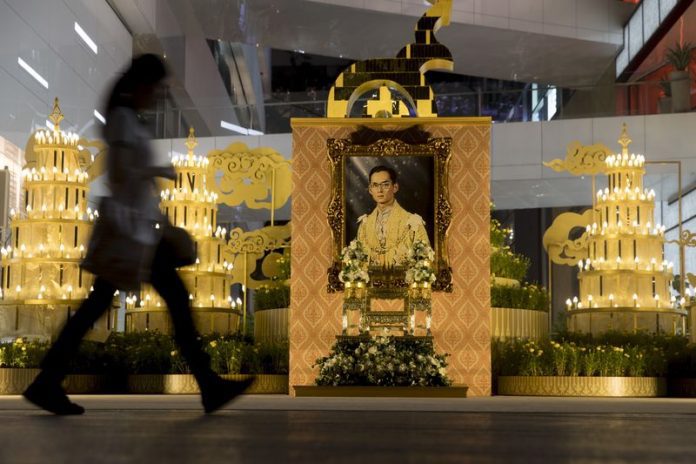 Khu vực tưởng niệm nhà vua Bhumibol Adulyadej, bên ngoài trung tâm thương mại EmQuartier ở Bankok. Nguồn: internet