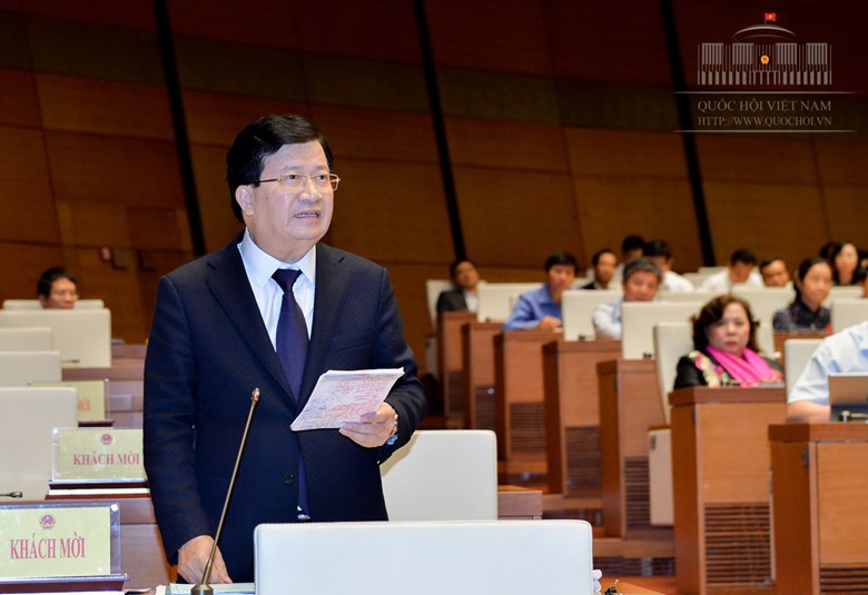 Phó Thủ tướng Trịnh Đình Dũng làm rõ thêm một số vấn đề đại biểu quan tâm. Nguồn: internet