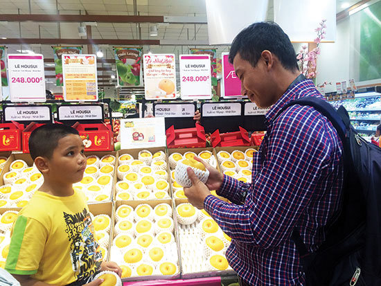 Lê vàng Housui của tỉnh Miyagi Nhật Bản được bày bán tại Trung tâm thương mại Aeon Mall quận Tân Phú, TP. Hồ Chí Minh.  Ảnh: Vũ Yến.