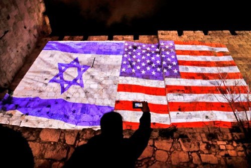  Quốc kì Israel và quốc kì Mỹ được chiếu trên tường thành cổ Jerusalem thể hiện sự đồng tình của Israel với tuyên bố của Tổng thống Trump. Nguồn: internet