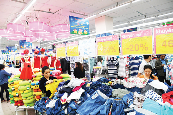 Người tiêu dùng mua sắm tại một siêu thị Co.opmart ở TP. Hồ Chí Minh. Ảnh: Vũ Yến