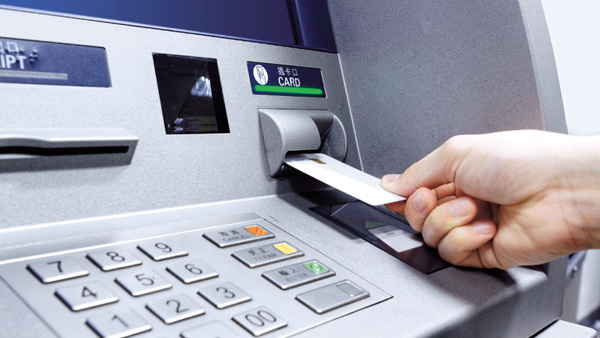 NHNN cũng yêu cầu các tổ chức cung ứng dịch vụ thanh toán thẻ tăng cường giám sát các giao dịch qua ATM. Nguồn: internet