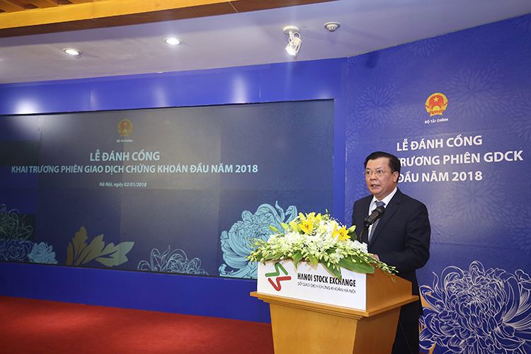 Bộ trưởng Bộ Tài chính Đinh Tiến Dũng phát biểu tại Lễ đánh cồng khai trương phiên giao dịch chứng khoán đầu tiên của năm 2018. Nguồn: internet