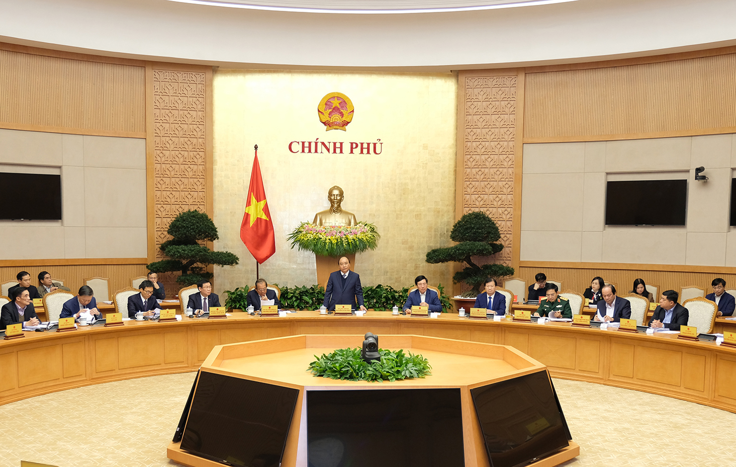 Thủ tướng Nguyễn Xuân Phúc chủ trì phiên họp Chính phủ thường kỳ tháng 12/2017. Nguồn: VGP