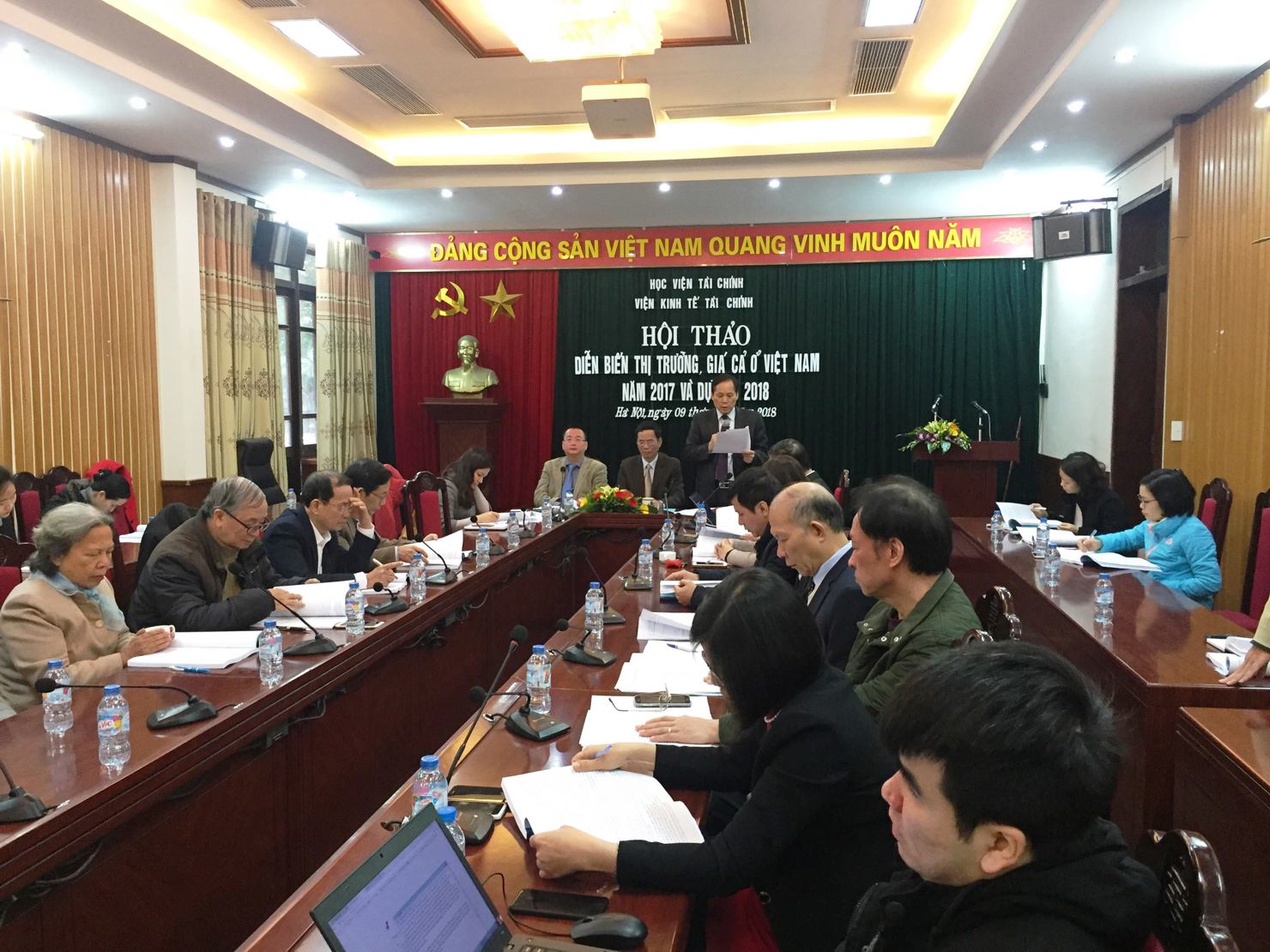 Toàn cảnh Hội thảo Diễn biến thị trường, giá cả ở Việt Nam năm 2017 và dự báo năm 2018  do Viện Kinh tế - Tài chính (Học viện Tài chính) phối hợp với Cục Quản lý Giá (Bộ Tài chính) tổ chức sáng ngày 9/1/2018.