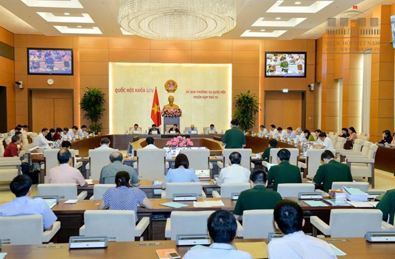 Tổng Thư ký Quốc hội Nguyễn Hạnh Phúc vừa ký văn bản công bố 6 Nghị quyết của Ủy ban Thường vụ Quốc hội XIV. Nguồn: internet