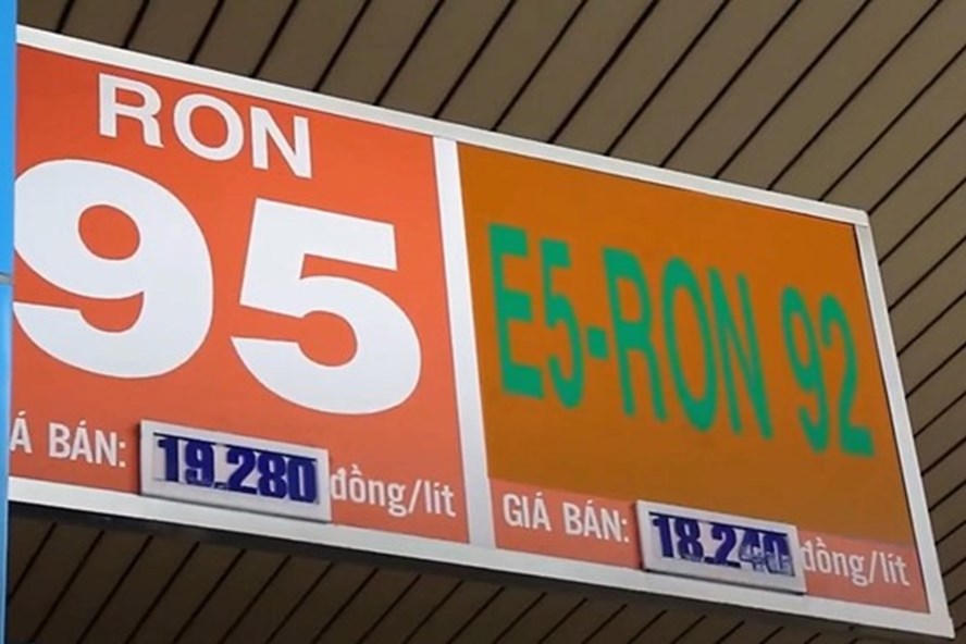 Giá xăng E5 RON92 đang được chi sử dụng Quỹ Bình ổn giá ở mức 857 đồng/lít . Nguồn: internet