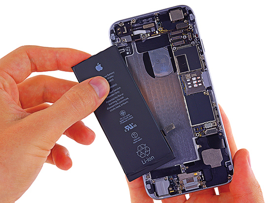 Ở thị trường Việt Nam, những người sử dụng một số dòng sản phẩm iPhone sẽ được thay pin mới với mức giá ưu đãi. Nguồn: internet
