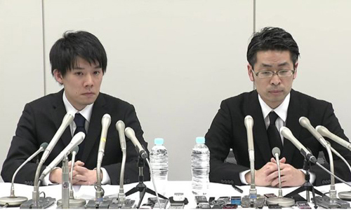  Coincheck CEO - Koichiro Wada (trái) và Otsuka thông báo sàn bị đánh cắp 450 triệu USD cuối tuần trước. Ảnh: japantimes.