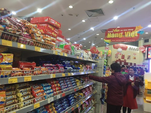  Dễ dàng nhận thấy khẩu hiệu “Người Việt Nam ưu tiên dùng hàng Việt Nam” ở khắp các siêu thị. Ảnh: Quỳnh An